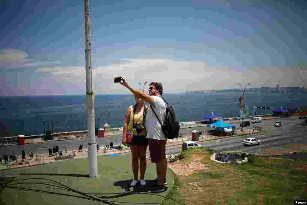 Turistas se fotografían en el Malecón el 21 de agosto de 2019. REUTERS/Fernando Medina