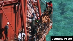 Un grupo de unos 20 migrantes cubanos llegaron el viernes al faro American Shoal, frente a Sugarloaf Key, en los Cayos de la Florida. Cortesía: WSVN