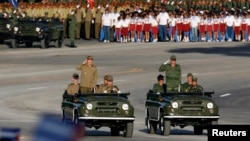 Raúl Castro (izquierda) junto a un jeep con Álvaro López Miera (derecha), entonces su jefe de personal de las fuerzas armadas de Cuba, el 2 de diciembre de 2006. REUTERS / Claudia Daut.