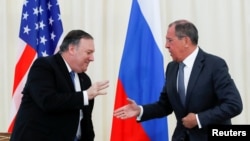El secretario de Estado, Mike Pompeo, saluda a su homólogo ruso Serguei Lavrov tras su reunión en Sochi.