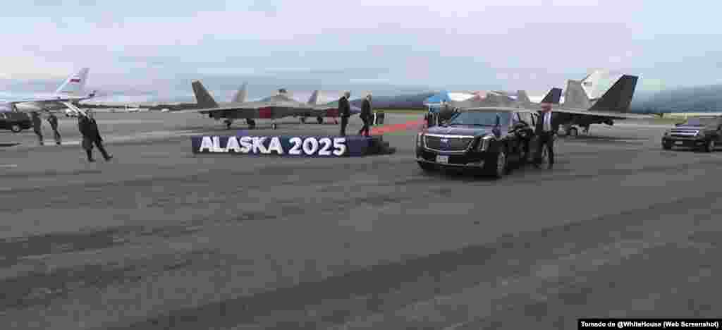 Los dos líderes subieron a la plataforma mientras sobrevolaban aviones militares (B-2 y F-22).