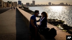 Una pareja en el Malecón de La Habana, en medio de la epidemia de coronavirus.