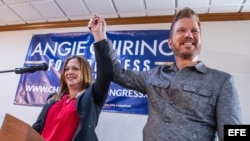 Angie Chirino (i), hija del cantante cubano-estadounidense Willy Chirino (d), saluda junto a su padre durante la presentación de su candidatura a la Cámara de Representantes de Estados Unidos hoy, jueves 18 de enero de 2018, en el restaurante Versailles