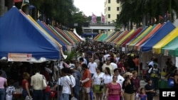 Miles de personas recorren la Feria Internacional del Libro en el campus del Miami Dade Collage, en Miami, Florida. Foto de archivo.