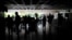 Personas se aglomeran en la oscuridad en un centro comercial en medio de un apagón en Venezuela. 