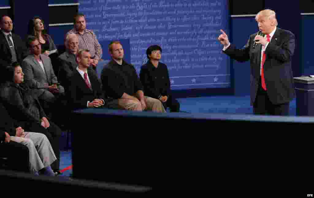 Donal Trump se dirige a la audiencia en el segundo debate.