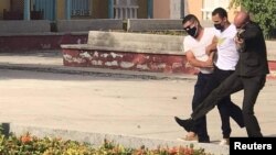 Policías detienen a Karel Aguilar, manifestante en Gibara, Holguín, Cuba el 13 de julio de 2021, en esta imagen obtenida de las redes sociales. Foto tomada el 13 de julio de 2021