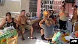 Parte del grupo de más de 250 cubanos varados en Haití alojados en un hostal en Puerto Príncipe el 4 de marzo de 2024. (Foto de Handout / AFP)