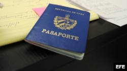 Vista de un pasaporte cubano.