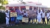Grupo de cubanos protestan en Surinam.