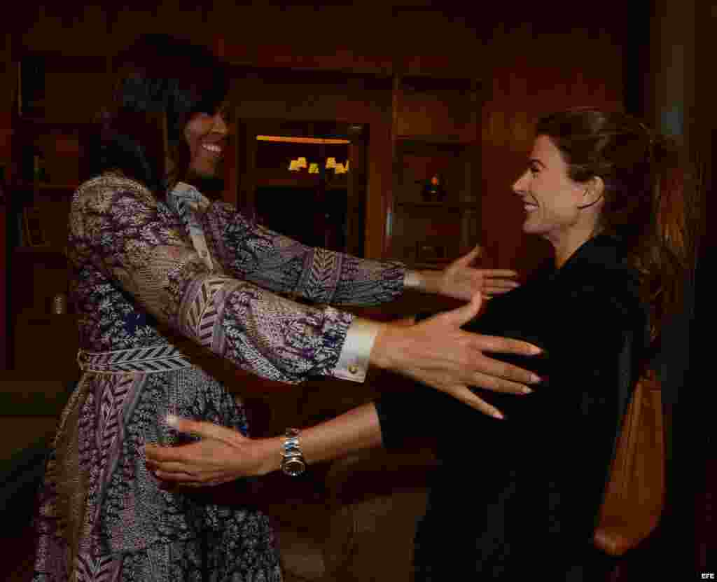 Michelle Obama (i) y a la primera dama de Argentina Juliana Awada (d).