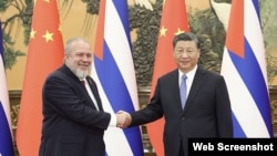 El presidente chino Xi Jinping junto al primer ministro cubano Manuel Marrero Cruz, en el Gran Palacio del Pueblo, en Beijing, el 6 de noviembre de 2023.