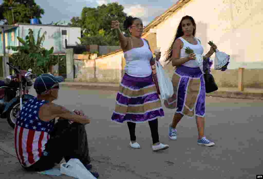 Peregrinos caminan hacia El Rincón, en La Habana, para adorar a San Lázaro en su día. Yamil Lage/AFP