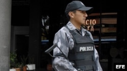 Policías ecuatorianos.