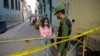 Un policía vigila la entrada a un barrio con brote de coronavirus en La Habana. (YAMIL LAGE / AFP)
