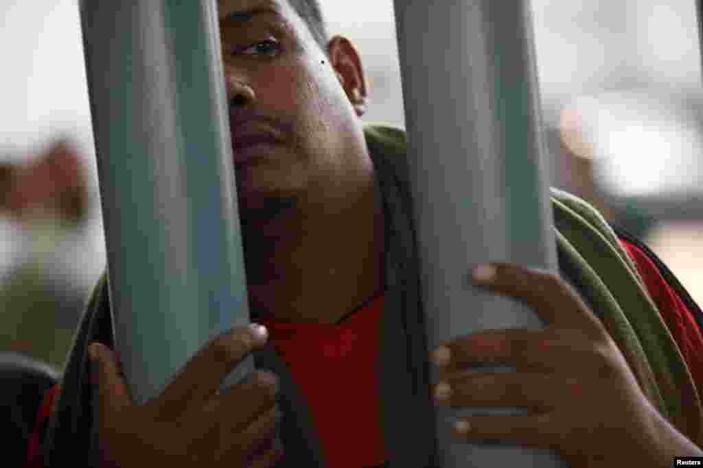 Cubanos escapan de la estación migratoria Siglo XXI en Tapachula, México.