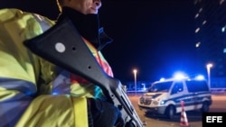 La policía francesa controla el acceso a las fronteras.