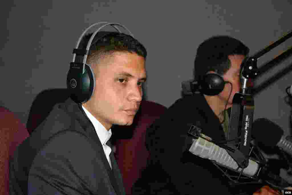 Eliecer Ávila en los estudios de Los Martí