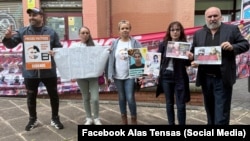 Exiliados protestan en Madrid frente a la Asociación de Amistad Hispano-Cubana, donde la oficialista Gabriela Fernández daba una charla pro régimen cubano. (Foto: Facebook Alas Tensas)