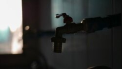 El agua escasea en hogares de la capital cubana, pero también en Santiago de Cuba, mientras abundan salideros de aguas claras y albañales. El agua escasea en hogares de la capital cubana, pero también en Santiago de Cuba, mientras abundan salideros de aguas claras y albañales.