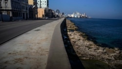 Profesor Albert Sánchez realiza su caminata pacífica en solitario Profesor Albert Sánchez realiza su caminata pacífica en solitario