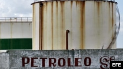 Foto de archivo. Tanques de almacenamiento de combustible pertenecientes a la empresa estatal Cupet en la zona de Boca de Jaruco, en La Habana.