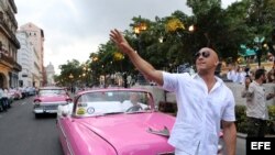 El actor estadounidense Vin Diesel saluda a admiradores en Cuba.