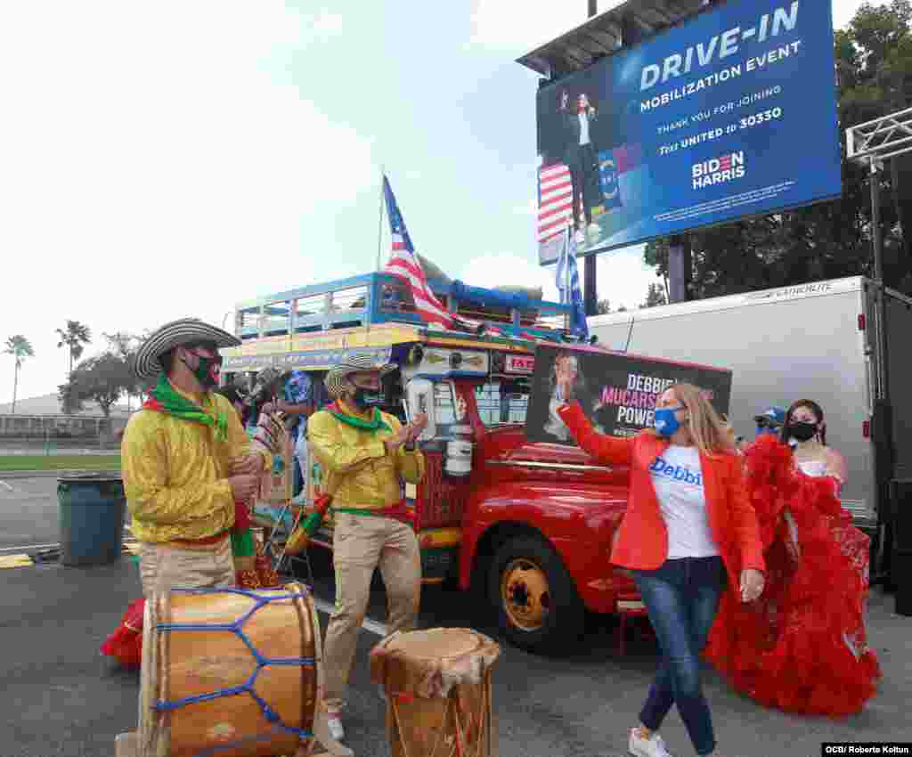 En apoyo a Kamala Harris un grupo de colombianos.