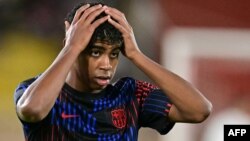 El delantero español del Barcelona, Lamine Yamal, reacciona durante una sesión de calentamiento antes del partido de fútbol de la primera ronda de la UEFA Champions League.