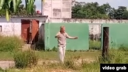 El activista Omar Suárez Campos durante una protesta pública en octubre de 2024, en Pinar del Río, Cuba. (Captura de video/Facebook)