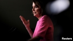 La presidenta de la Cámara de Representantes, Nancy Pelosi, durante su conferencia de prensa semanal.