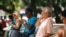 Cubanos conectados a Internet desde un punto WI-Fi en Habana.
