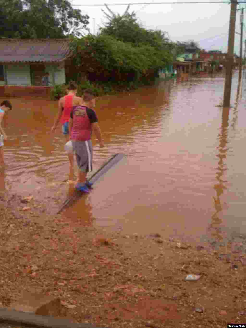  Aguas estancadas en un barrio de Güira de Melena