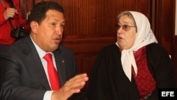 Hugo Chávez con Eva Bonafini madre de la plaza de Mayo, en Buenos Aires, Argentina.