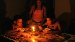 Padres temen que avance de la pandemia retrase reinicio del curso escolar Padres temen que avance de la pandemia retrase reinicio del curso escolar