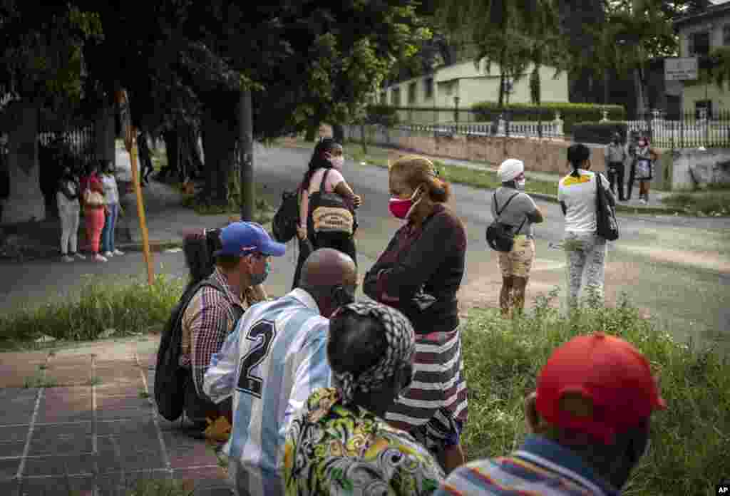 Familiares de los manifestantes del 11J enjuiciados este martes en el Tribunal de 10 de Octubre, en La Habana. (AP/Ramón Espinosa)