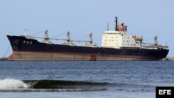 PAN01. COLÓN (PANAMÁ), 27/11/2013.- Fotografía del barco norcoreano Chong Chon Gang anclado el miércoles 27 de noviembre de 2013 en la bahía de la estación aeronaval Almirante Cristóbal Colón, en Colón (Panamá).