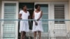 Mujeres observan desde una balcón una marcha contra la homofobia en La Habana. REUTERS/Alexandre Meneghini