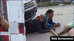 Fariñas y Bravo durante la protesta en Santa Clara.