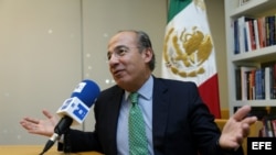 El expresidente mexicano Felipe Calderón habla hoy, martes 21 de febrero de 2017, durante una entrevista con Efe en Ciudad de México donde tildó de "triste", "despótica", "indignante" y "tonta" la decisión del Gobierno de Cuba de no permitirle entrar en