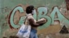 Una mujer carga un cartón de huevos en una calle de La Habana Vieja. (AP Photo/Ramon Espinosa)