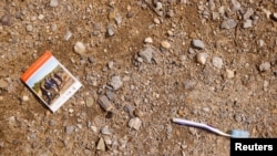 Pertenencias de migrantes que cruzaron el Río Bravo en Ciudad Juárez.