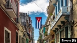 La bandera cubana cuelga en medio de una calle en La Habana Vieja, Cuba.