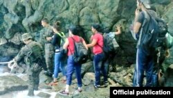 Cubanos rescatados en zona fronteriza de Panamá con Colombia.