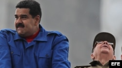 Los presidentes de Cuba y Venezuela, Raúl Castro (d) y Nicolás Maduro (i), respectivamente, hoy, viernes 1 de mayo de 2015, durante el desfile por el día de los trabajadores en La Habana (Cuba). Castro y Maduro presiden hoy el multitudinario desfile por
