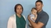 Nelva Ismarays Ortega, esposa de José Daniel Ferrer, junto a su bebé Daniel José y José Daniel Ferrer Cantillo, hijo del líder de UNPACU.