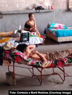 Residentes en el edificio Hines, en La Habana, están en la calle tras un incendio que afectó a varias familias