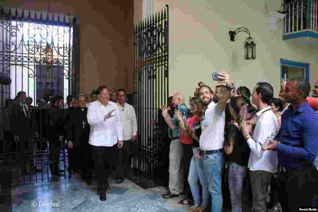 El presidente panameño Juan Carlos Varela recibe una calurosa bienvenida a su llegada al Arzobispado de La Habana.