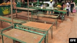 Varias personas recorren un agromercado desabastecido. Foto Archivo