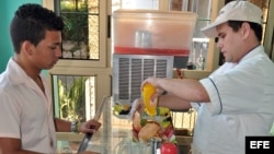 Muchos jóvenes en la isla prefieren encontrar un empleo por cuenta propia antes que laborar para el Estado, o cursar una carrera de varios años en la universidad.